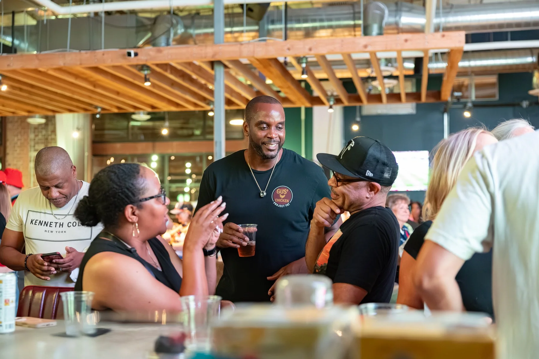 Friends talking and sharing a meal at LikeMinds ATL.